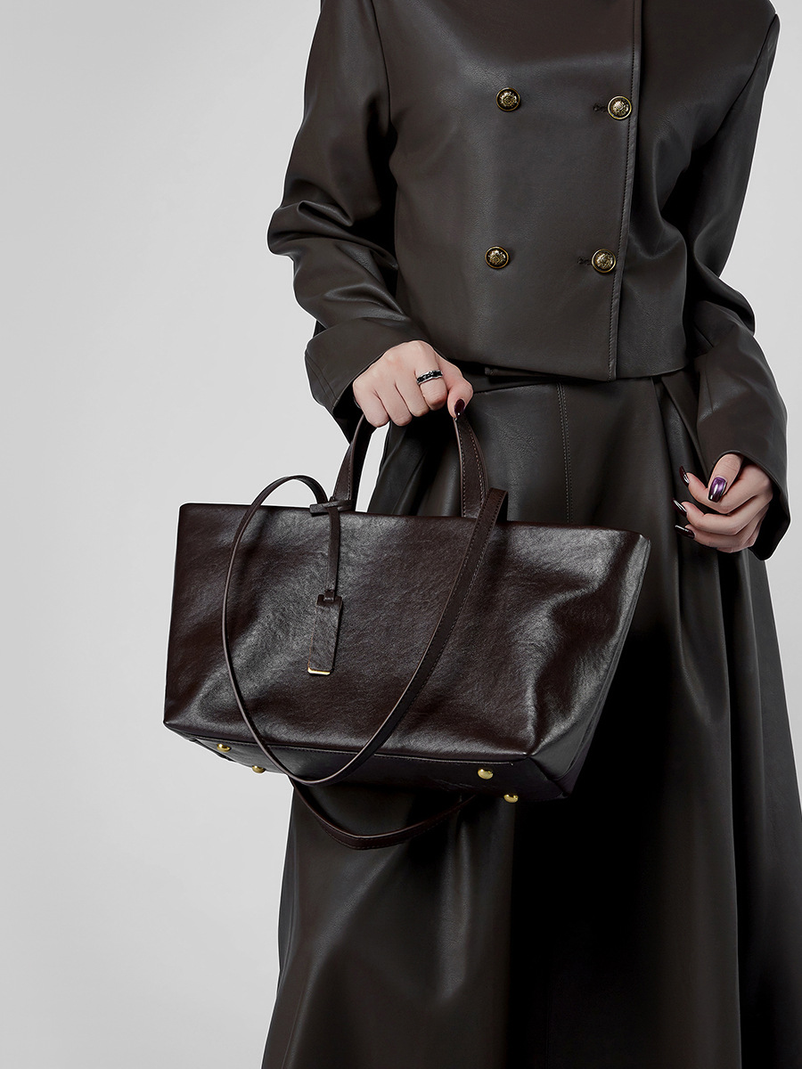 YY-TOT-002 saffiano leather structured tote bag in black — wholesale handbag manufacturer YANYAN